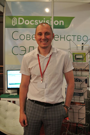 Руководитель продуктового направления «ДоксВижн» Михаил Захаров на стенде компании на DOCFLOW-2014