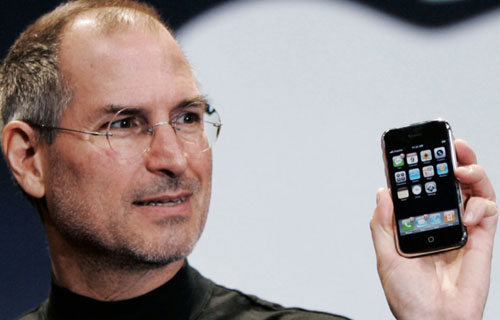 Стив Джобс представляет первое поколение iPhone