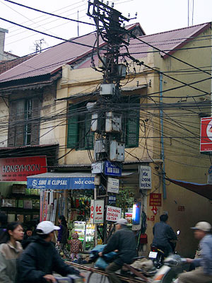 Вьетнамские коммуникации – это какие-то деревья и столбы, увешанные проводами, как новогодние елки гирляндами и серпантином.
