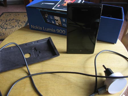 Nokia Lumia 900, только что извлеченная из коробки