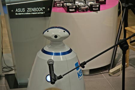 R-Bot зачитывает «Декларацию о Независимости техники и человека»