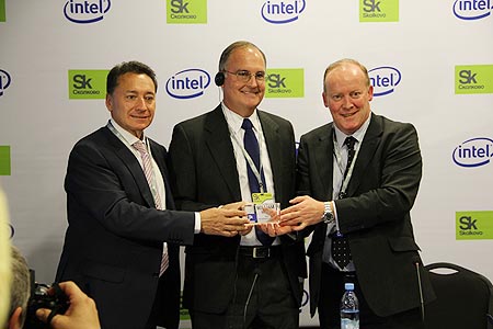 Представители Intel с «артефактом», подтверждающим оформленность участия компаниие в Сколково на юридическом уровне