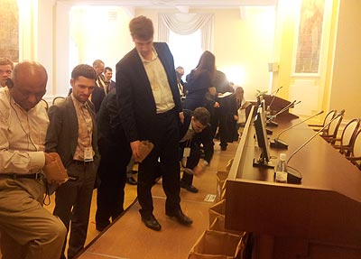 «Конфетное голосование»: чтобы отдать предпочтение проекту, нужно высыпать конфеты в пакет с названием стартапа