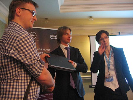 В конце мероприятия был произведен розыгрыш ноутбука Dell последнего поколения. Приз вручают менеджер по развитию бизнеса Dell в СЗФО Артем Парфентьев и менеджер по маркетингу Dell в России и странах СНГ Надежда Бердышева