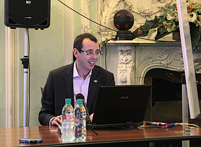 Президент SPb CIO Club Максим Белоусов с презентацией школы «Путь CIO»