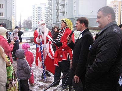 Представители ОАО «Ростелеком» приняли участие в «Празднике общего новоселья» и подарили детям новогоднюю елку