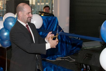 Президент Technopolis Кит Сильверанг торжественно перерезает ленточку на открытии технопарка в Пулково