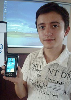 Эксперт по стратегическим технологиям Microsoft Михаил Черномордиков с одним из первых устройств на Windows Phone 7