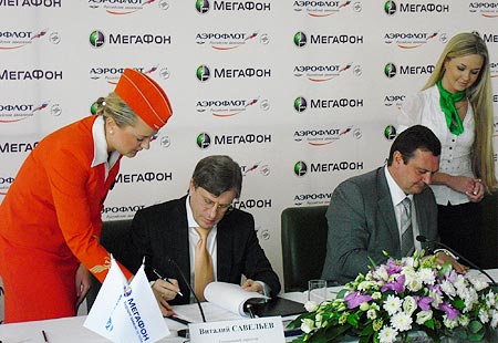 Гендиректоры «Аэрофлота» В.Савельев (слева) и «Мегафона» С.Солдатенков подписывают контракт