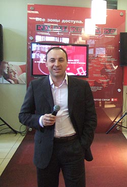 Глава розничного подразделения МТС Сергей Румянцев обявляет старт продаж iPhone 3Gs в сети компании