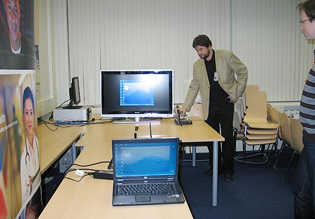 Руководитель группы по разработке алгоритмов Intel Labs SPB Андрей Белоголовый демонстрирует новую технологию
