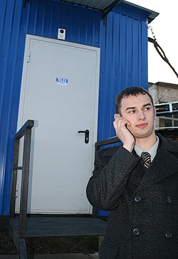 Системный инженер отдела эксплуатации сети Tele2 Михаил Москвин перед будкой, в которой расположен коммутатор