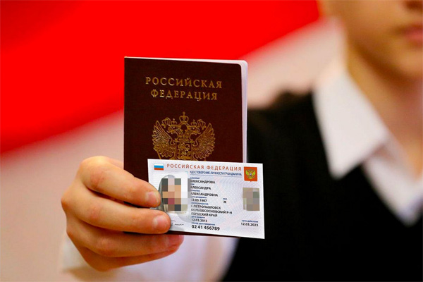 Россияне получат первые электронные паспорта уже этой зимой