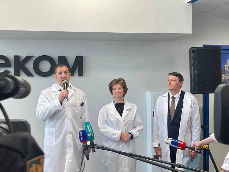 Президент «Ростелекома» Михаил Осеевский, начальник управления президента РФ по развитию ИКТ и инфраструктуры связи Татьяна Матвеева и помощник заместителя председателя Правительства РФ Сергей Щербаков