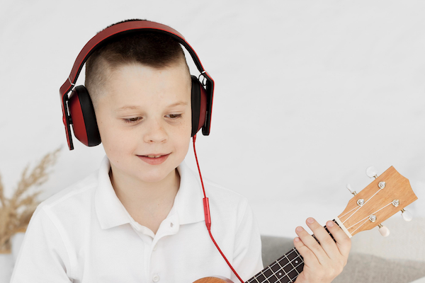 Аналитика МТС: какую музыку петербуржцы чаще всего слушают с детьми