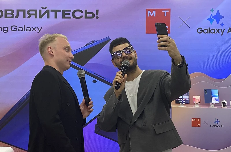 Ведущие презентации демонстрируют функцию селфи