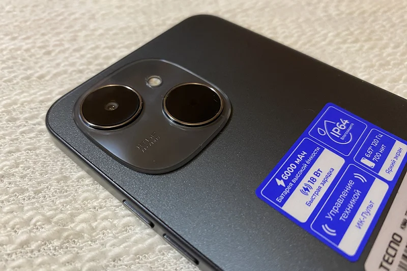 Блок камер и кнопки управления TECNO Spark 40C