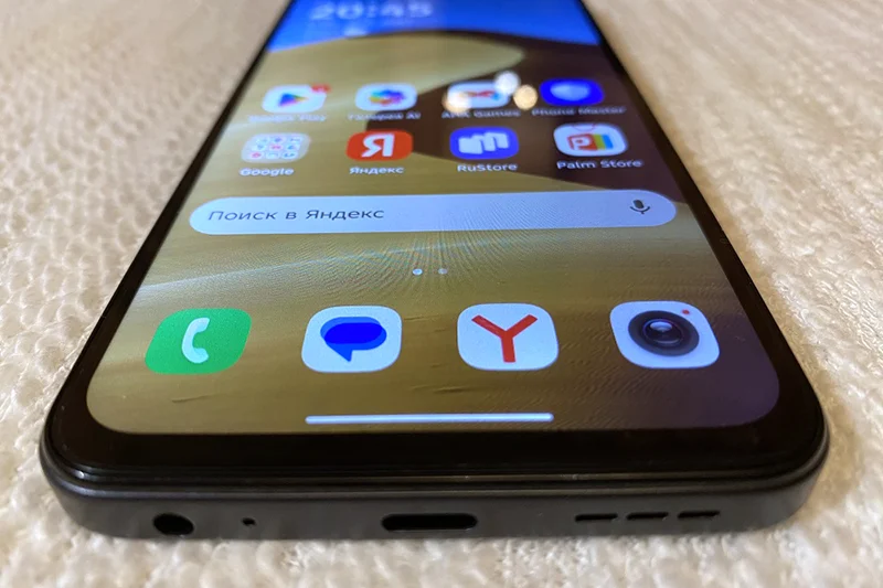 Нижняя грань TECNO Spark 40C с отверстием динамика, гнездом для наушников и портом USB-C