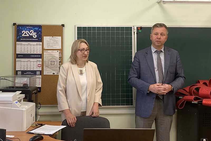 Директор МБОУ «Каменская СОШ» Оксана Батуевская и заместитель председателя комитета общего и профессионального образования Ленинградской области Алексей Григорьев