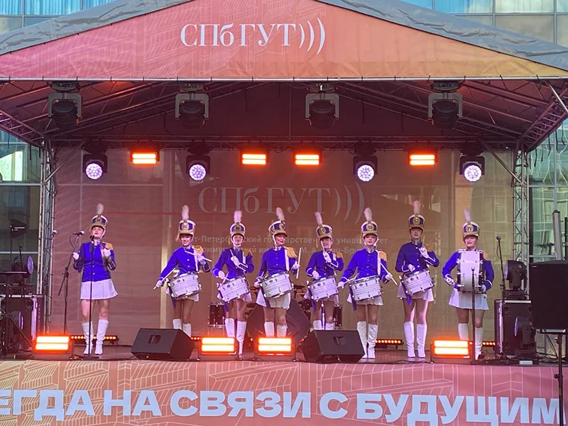 Барабанщицы прошли маршем по сцене