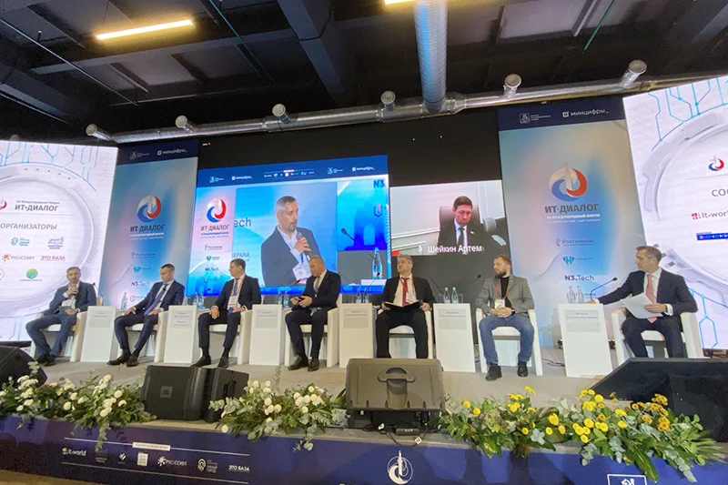 Участники пленарной панельной дискуссии «Киберустойчивость России. Государство и бизнес перед лицом новых вызовов» Участники пленарной панельной дискуссии «Киберустойчивость России. Государство и бизнес перед лицом новых вызовов»