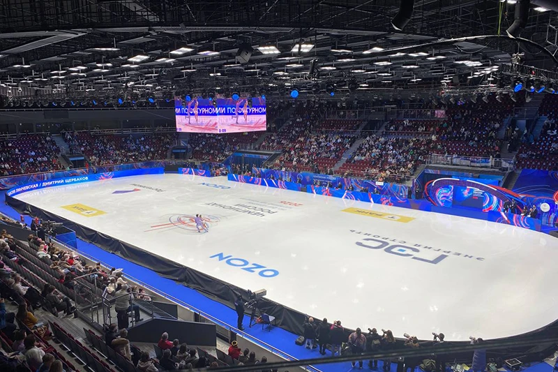 Выступление и трибуны