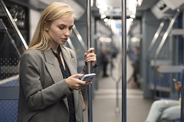 Билайн: пассажиры «Путиловской» и «Юго-Западной» чаще всего пользовались поисковиками, соцсетями и музыкальными сервисами