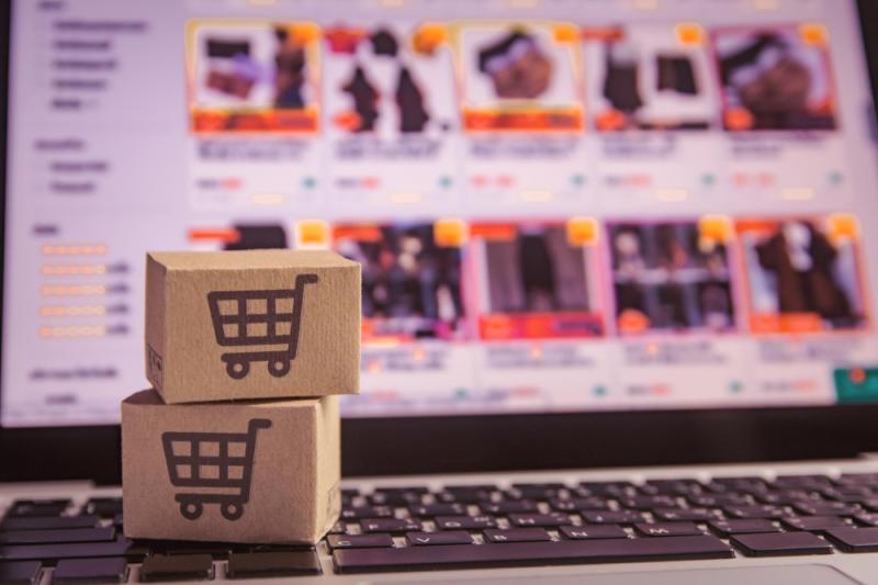 Бумеры Петербурга чаще других поколений пользовались маркетплейсами на новогодних каникулах