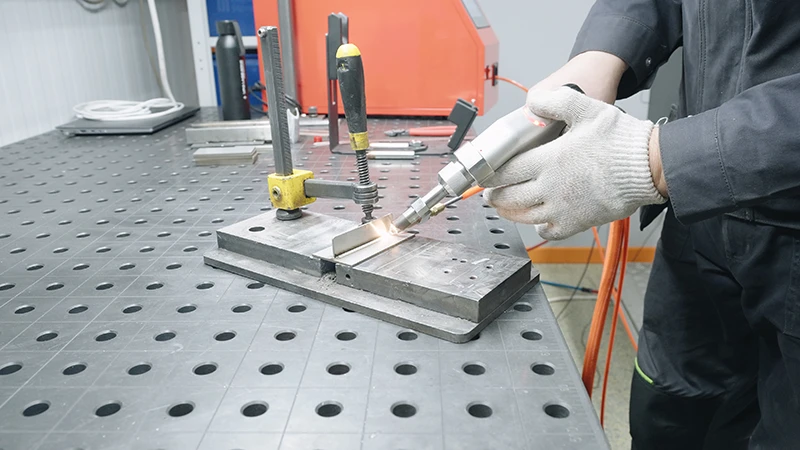 Процесс ручной лазерной сварки с помощью системы VPG LaserONE