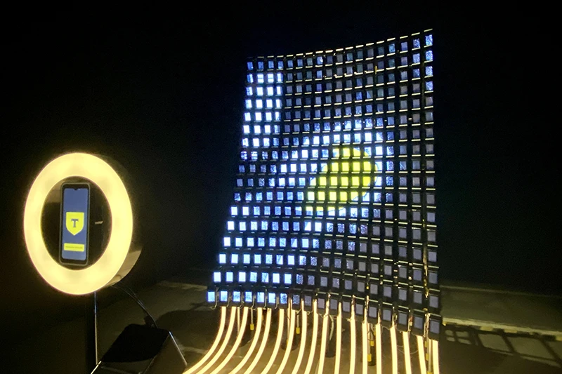 Интерактивная инсталляция 1NTER_FACE от Т-Банка и OUROBOROS