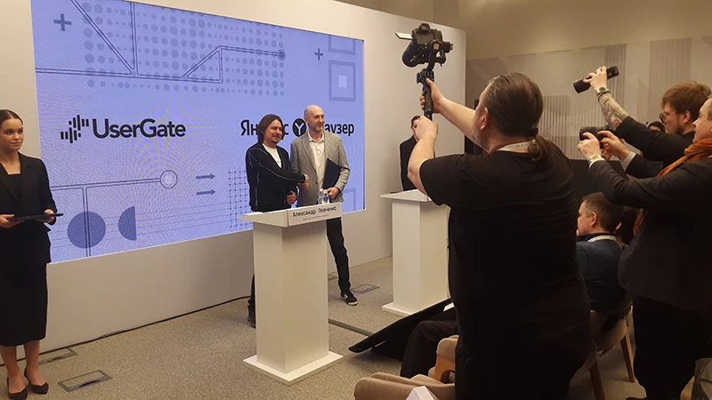 Директор-сооснователь UserGate Александр Левченко и руководитель Яндекс Браузера Илья Шибанов подписали соглашение о партнерстве Директор-сооснователь UserGate Александр Левченко и руководитель Яндекс Браузера Илья Шибанов подписали соглашение о партнерстве