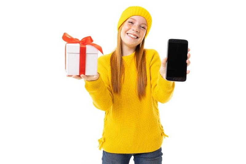 Т2 дарит полгода бесплатной связи новому абоненту и начисляет 2000 рублей тому, кто его пригласил