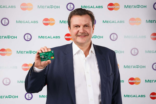Генеральный директор компании «МегаФон» Сергей Солдатенков представляет банковскую карту оператора