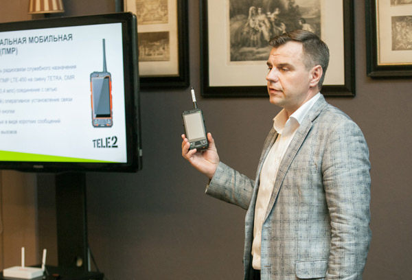 Директор по развитию и реализации проекта LTE-450 Дмитрий Курилов с переговорным устройством Skylink служебного назначения