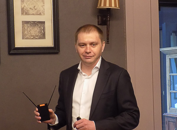 Директор макрорегиона «Северо-Запад» Tele2 Олег Телюков с мобильным роутером Skylink